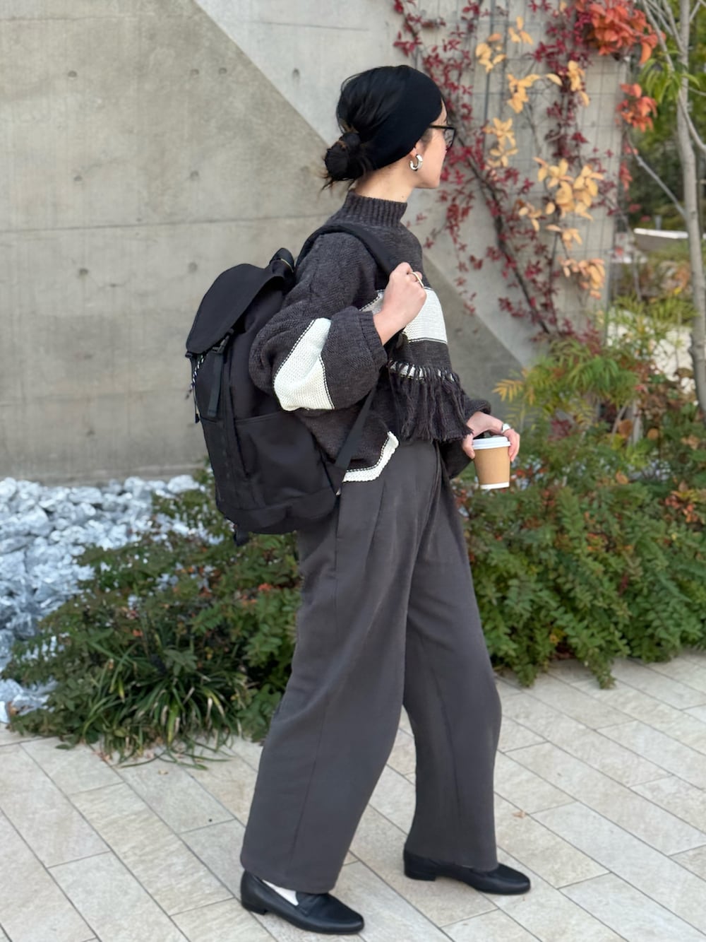 グレー系のスウェットパンツ、ブラック系のローファー、ブラック系のバックパック/リュックを着用したレディースの春コーディネートの3枚目の写真