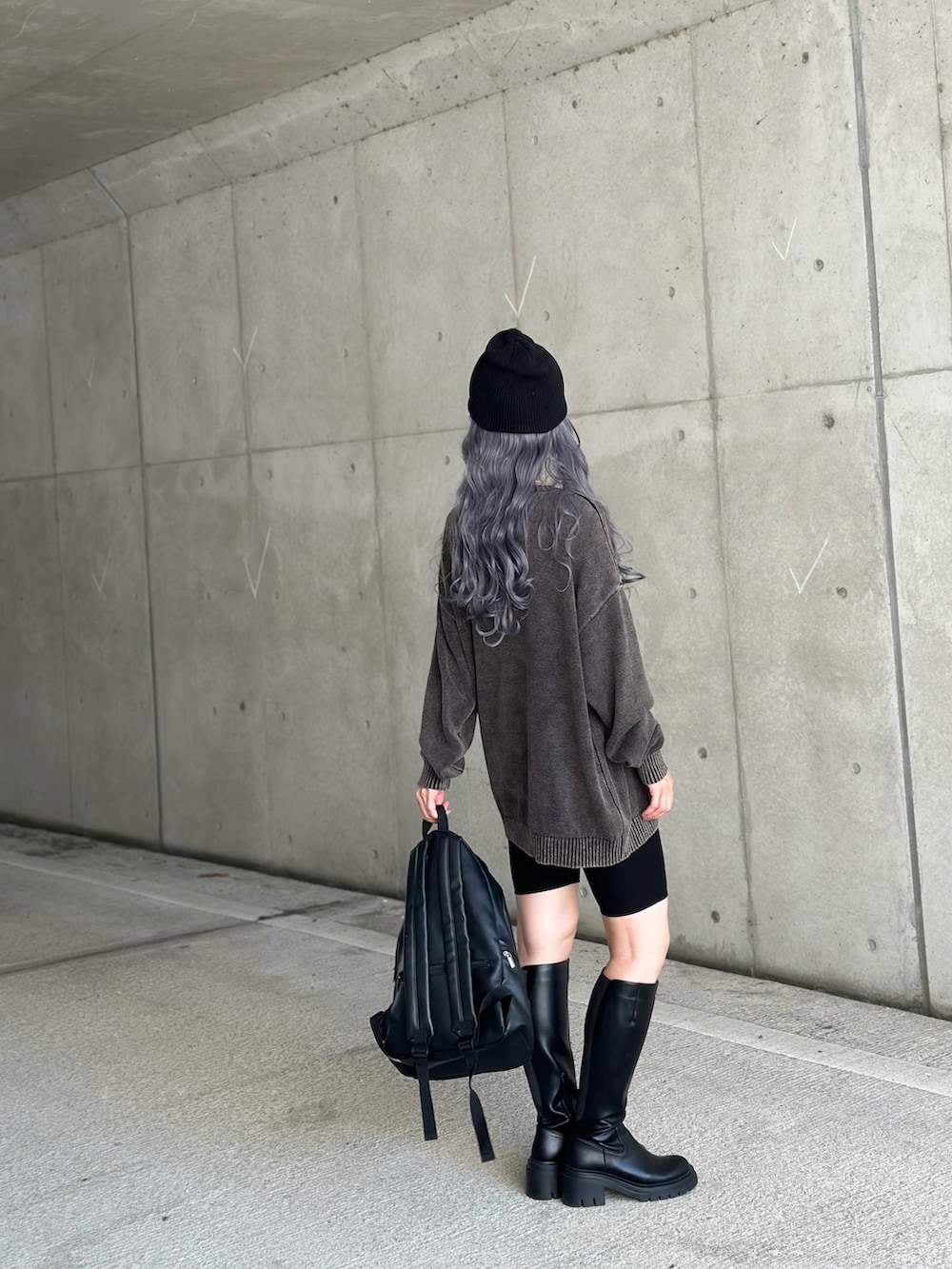 ブラック系のニット/セーター、ブルー系のウィッグ、ブラック系のニットキャップ/ビーニーを着用したレディースの秋コーディネートの3枚目の写真