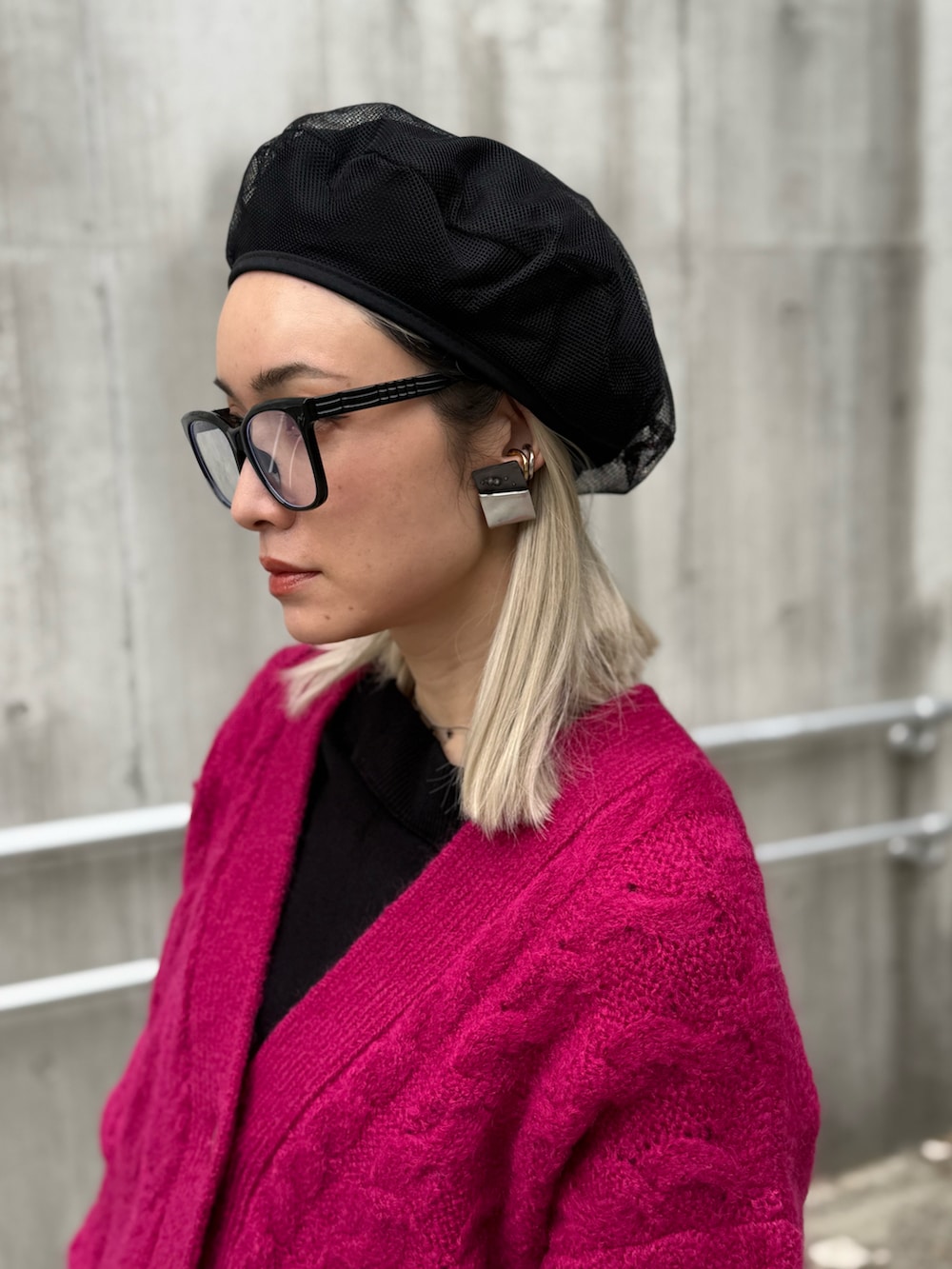 ブラック系のパンプス、ピンク系のカーディガン/ボレロ、ブラック系のその他パンツを着用したレディースの秋コーディネートの3枚目の写真