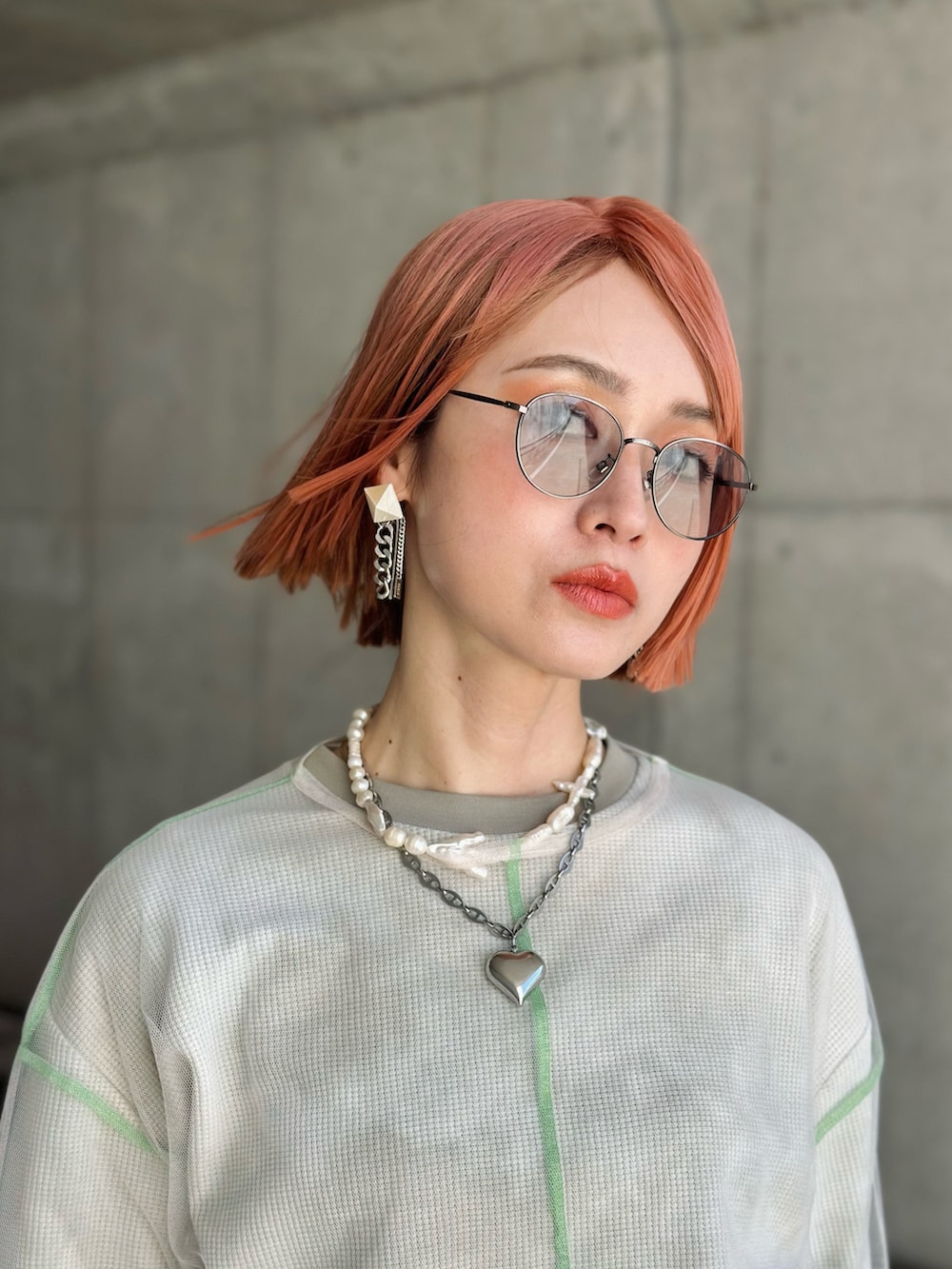 ホワイト系のTシャツ/カットソー、グリーン系のTシャツ/カットソー、ブルー系のジャンパースカートを着用したレディースの春コーディネートの4枚目の写真