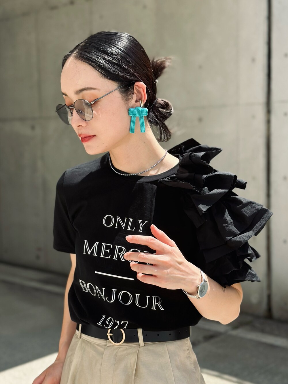 「大人カジュアル、フリルトップス、ロゴT、シアーパンツ、スラックス、トートバッグ、サングラス、ピアス、おおぶりピアス、高身長女子、夏コーデ、シンプルコーデ、タックイン、休日スタイル、オフィスカジュアル」｜「NOMINEの【セットアップ着用可】シアーワイドパンツ（その他パンツ、ベージュ系）」を使った、IMOKOさん（骨格ウェーブ・レディース・170cm）の春コーディネートの2枚目の写真