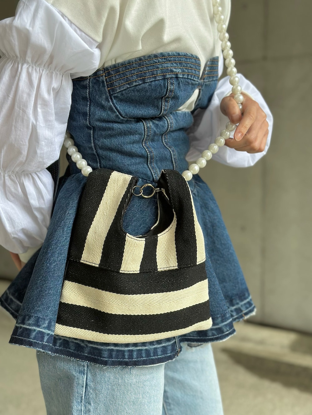 ホワイト系のサンダル、ホワイト系のショルダーバッグ、ホワイト系のTシャツ/カットソーを着用したレディースの春コーディネートの4枚目の写真