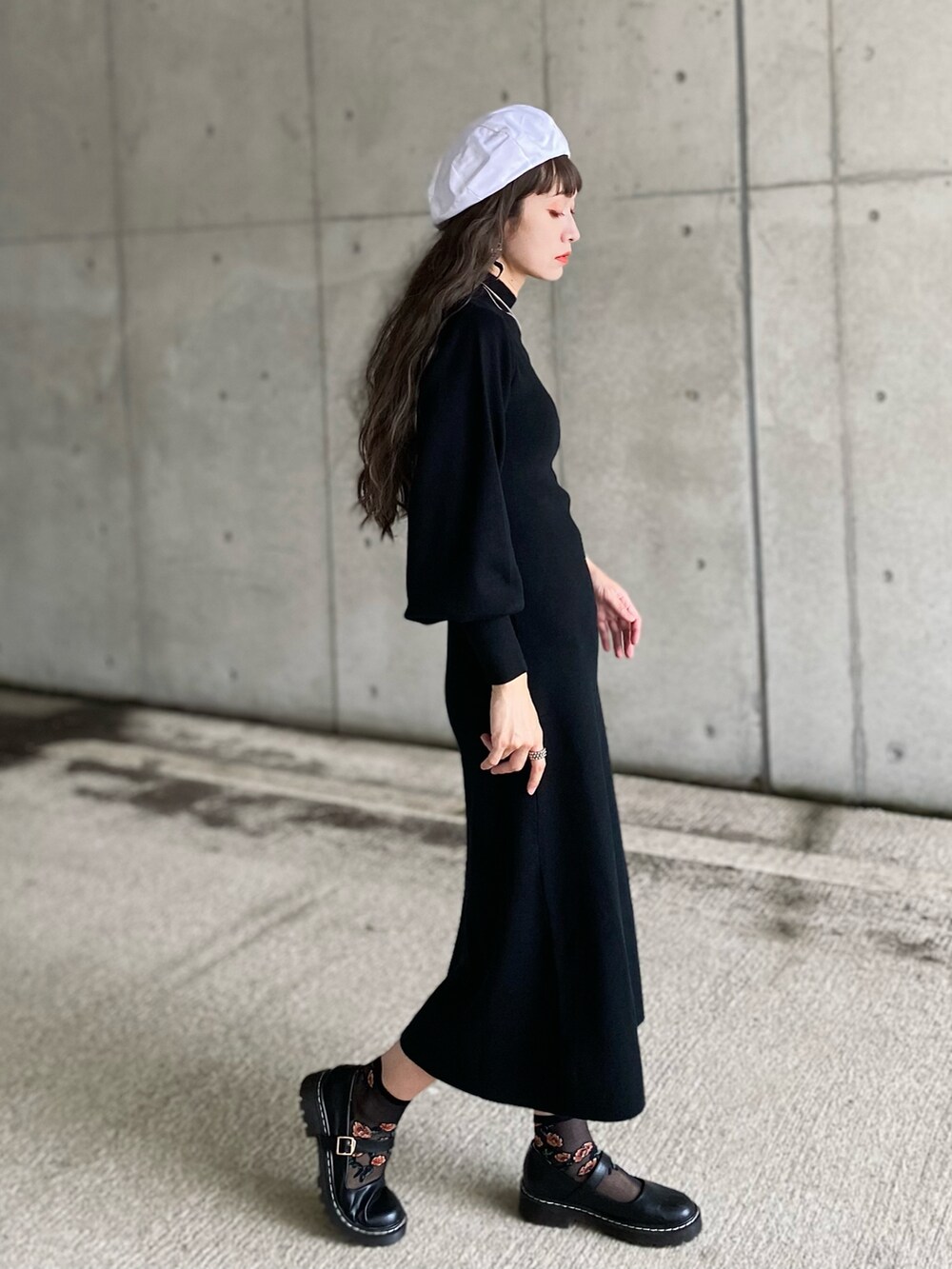 ブラック系のワンピース、パープル系のショルダーバッグ、ブラック系のドレスシューズを着用したレディースの秋コーディネートの4枚目の写真