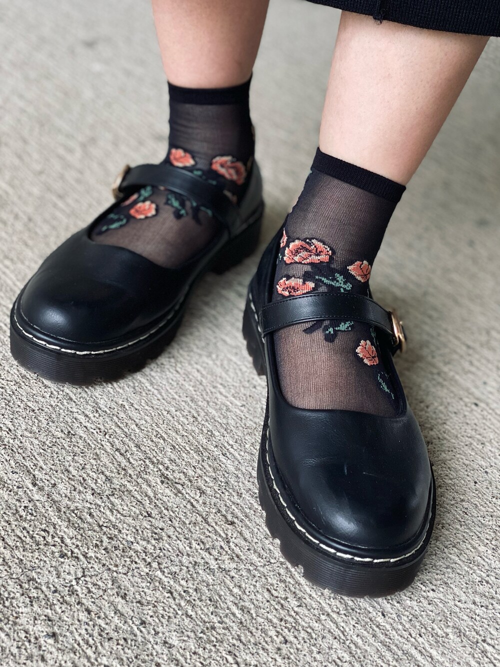 ブラック系のワンピース、パープル系のショルダーバッグ、ブラック系のドレスシューズを着用したレディースの秋コーディネートの5枚目の写真