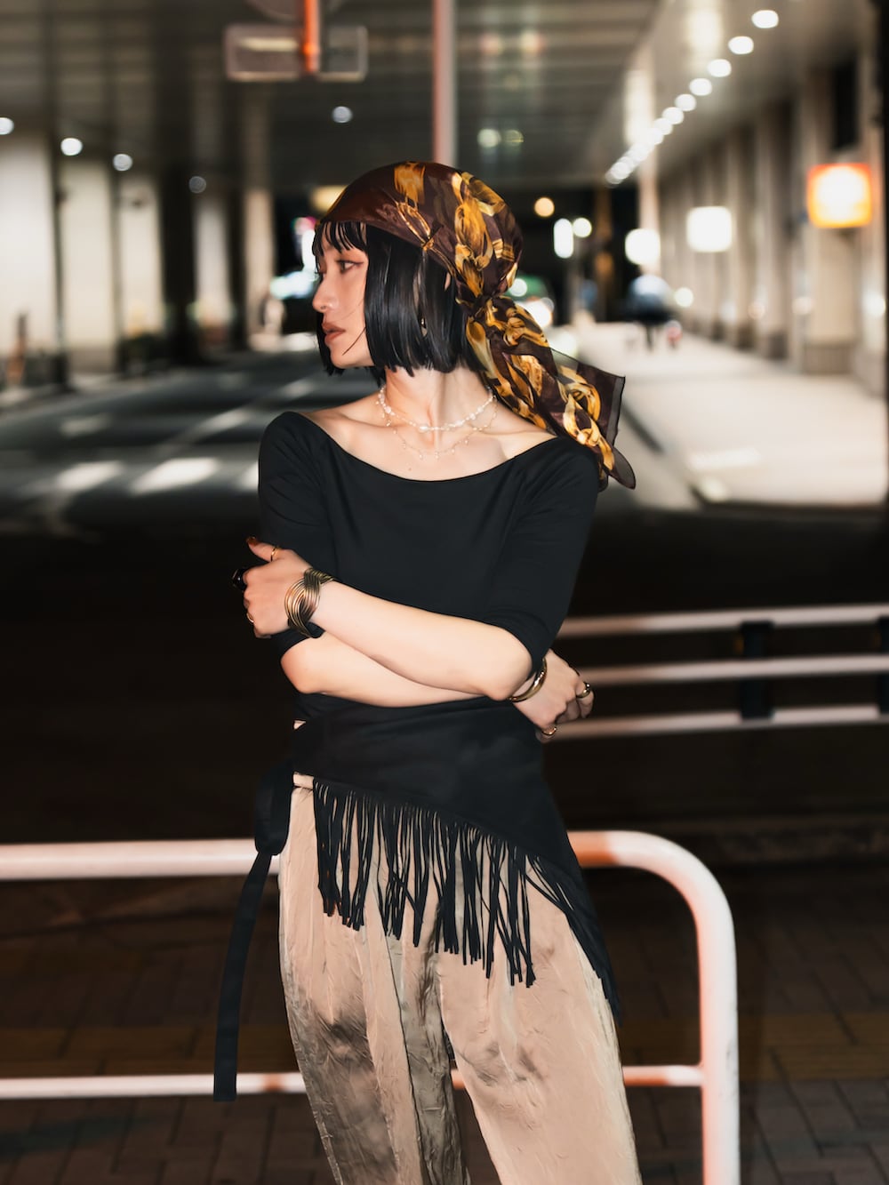 ベージュ系のスラックス、ブラック系のパンプス、ブラック系のウィッグを着用したレディースの夏コーディネートの2枚目の写真