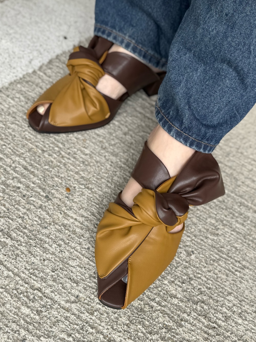 ブラウン系のショルダーバッグ、イエロー系のサンダル、グリーン系のニット/セーターを着用したレディースの春コーディネートの4枚目の写真