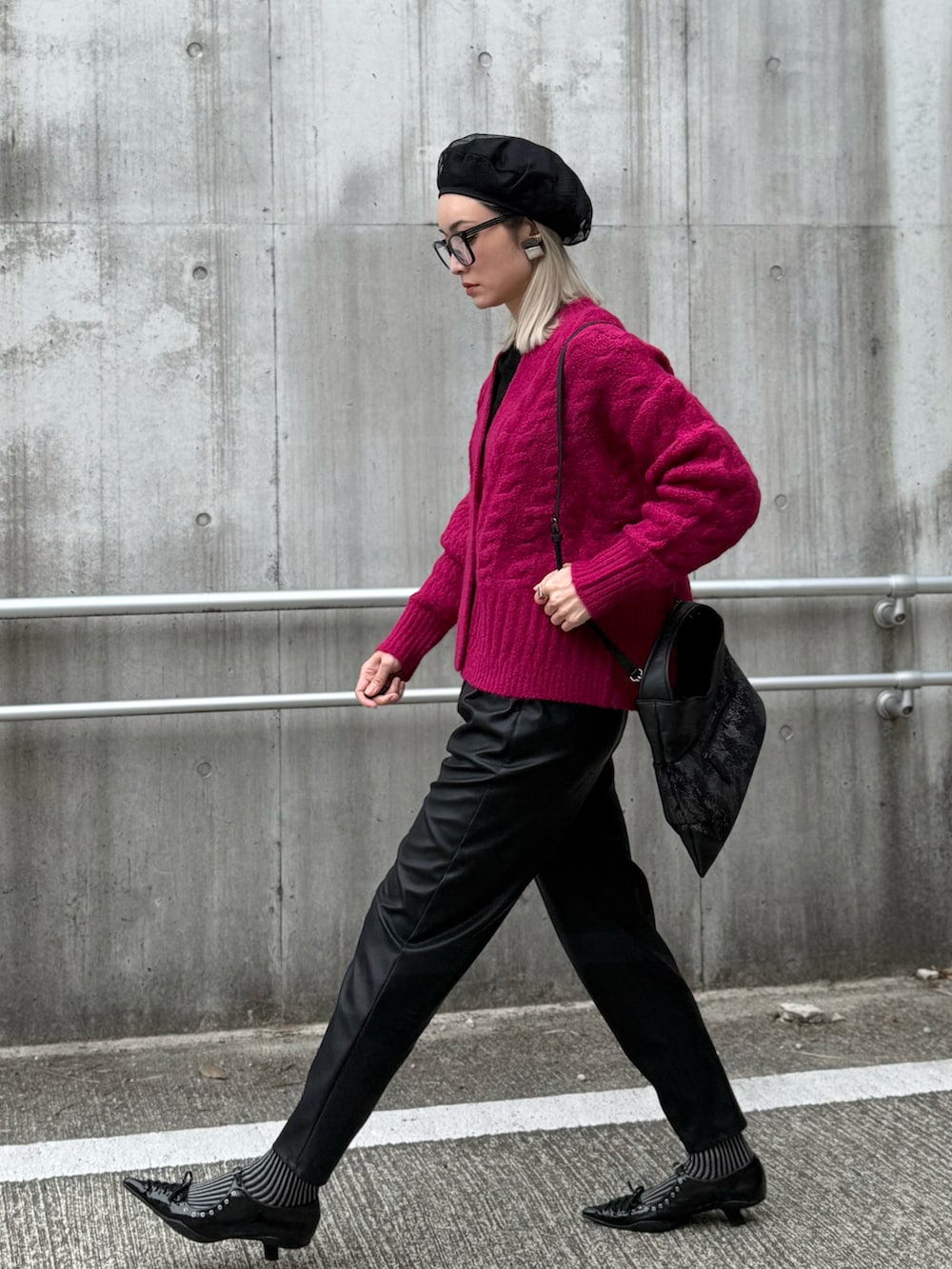 ブラック系のパンプス、ピンク系のカーディガン/ボレロ、ブラック系のその他パンツを着用したレディースの秋コーディネートの4枚目の写真