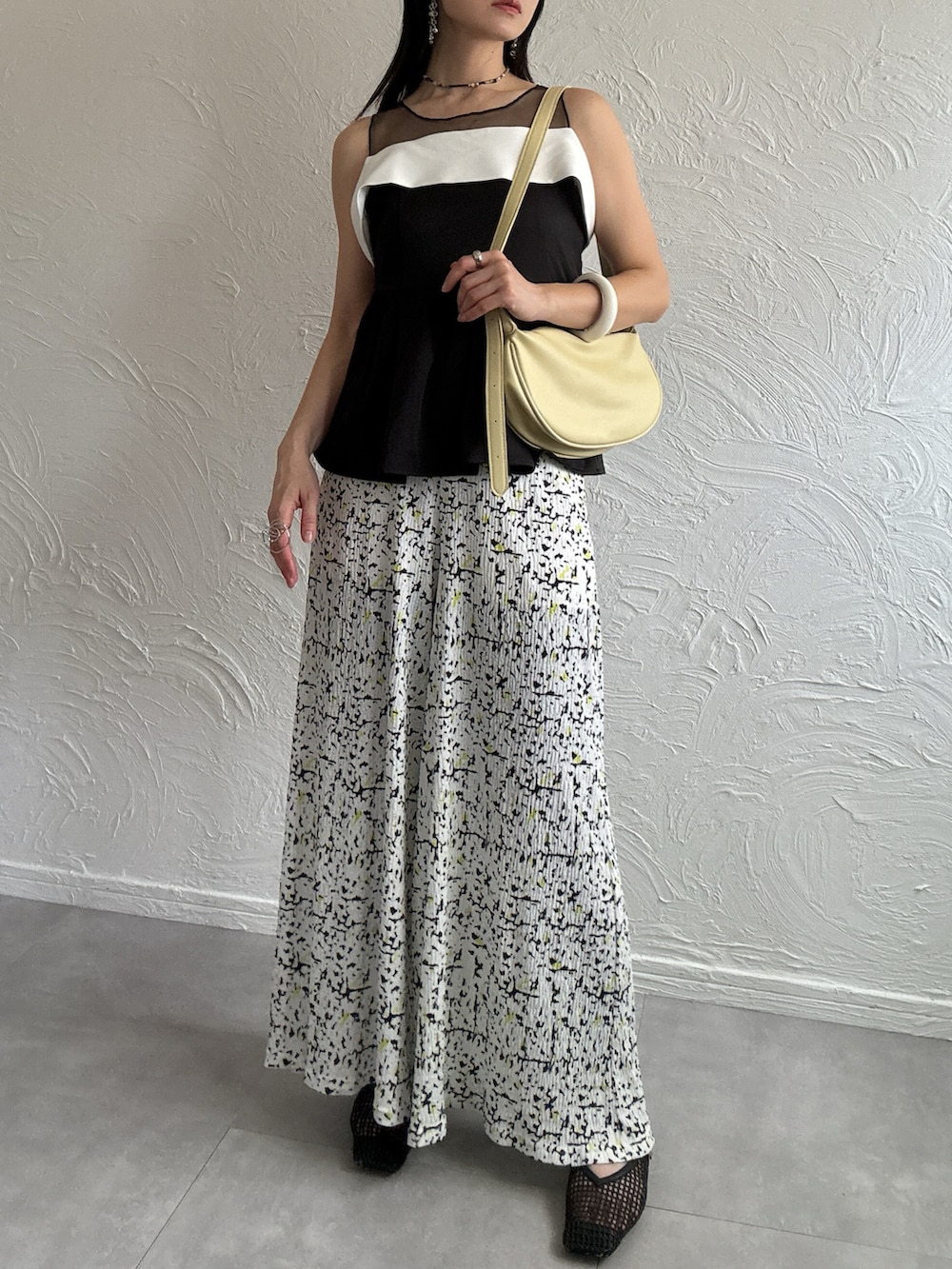 ブラック系のパンプス、ブラック系のTシャツ/カットソー、ホワイト系のその他パンツを着用したレディースの春コーディネートの5枚目の写真