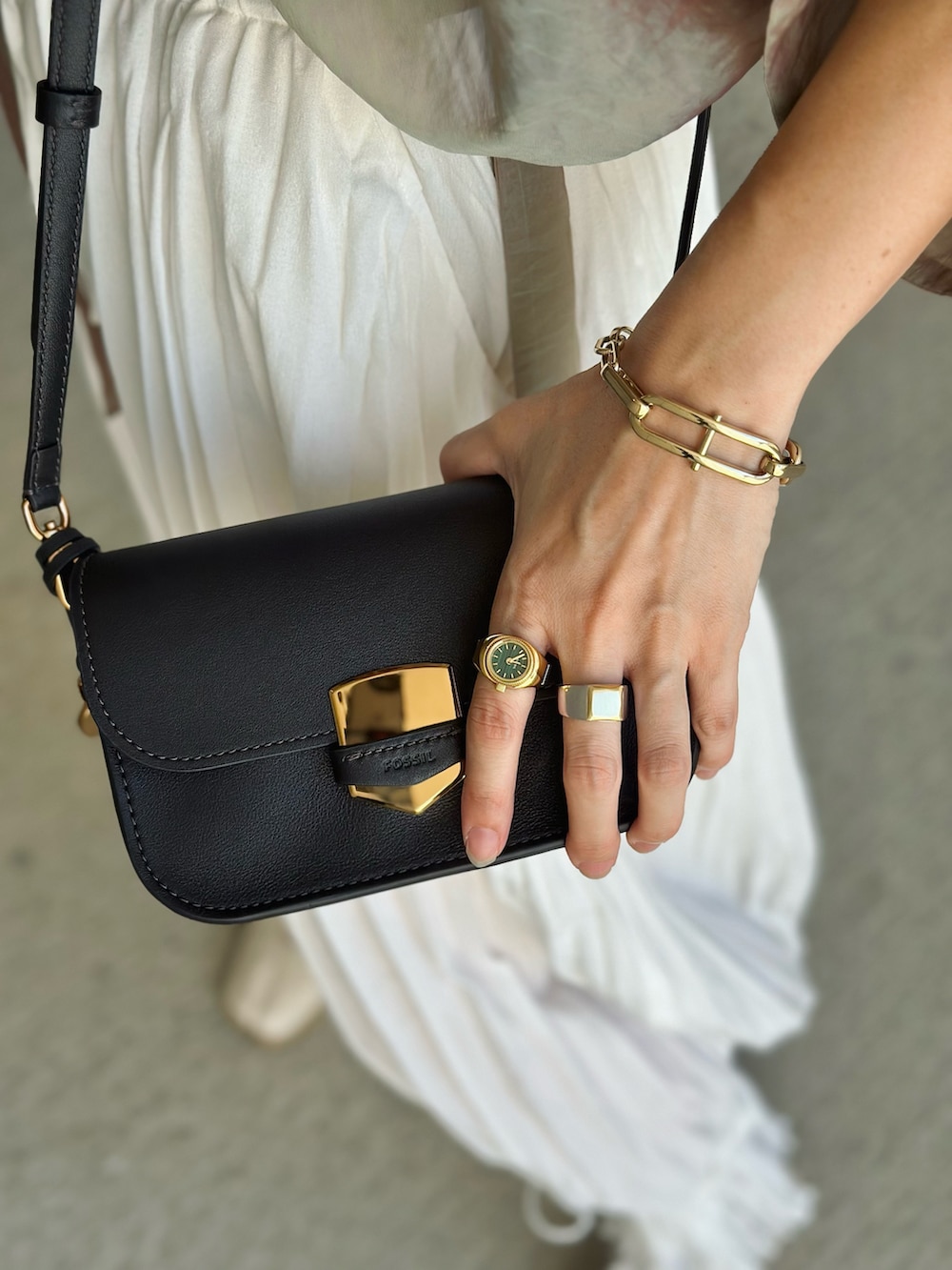 ベージュ系のシャツ/ブラウス、ブラック系のメッセンジャーバッグ、ホワイト系のサンダルを着用したレディースの秋コーディネートの5枚目の写真