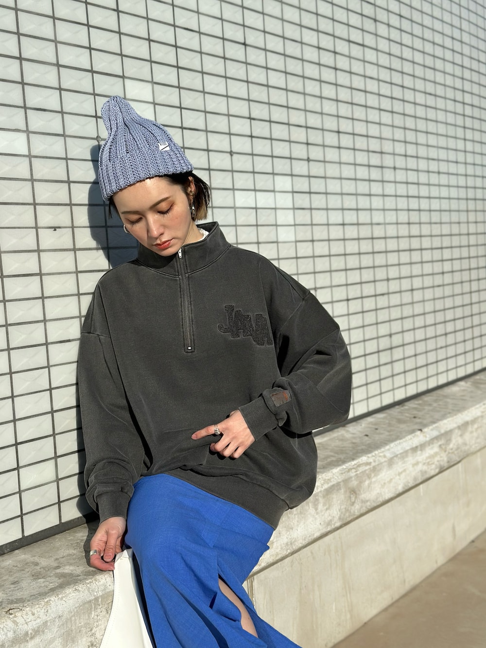 グレー系のスウェット、ブルー系のスニーカー、ホワイト系のトートバッグを着用したレディースの春コーディネートの5枚目の写真