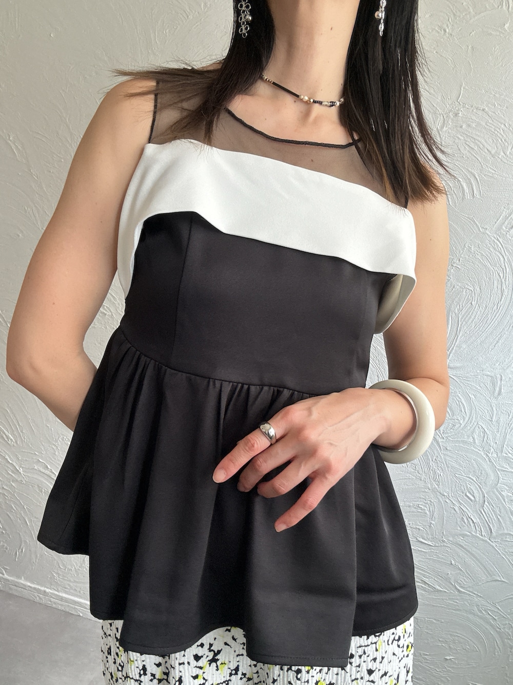 ブラック系のパンプス、ブラック系のTシャツ/カットソー、ホワイト系のその他パンツを着用したレディースの春コーディネートの2枚目の写真