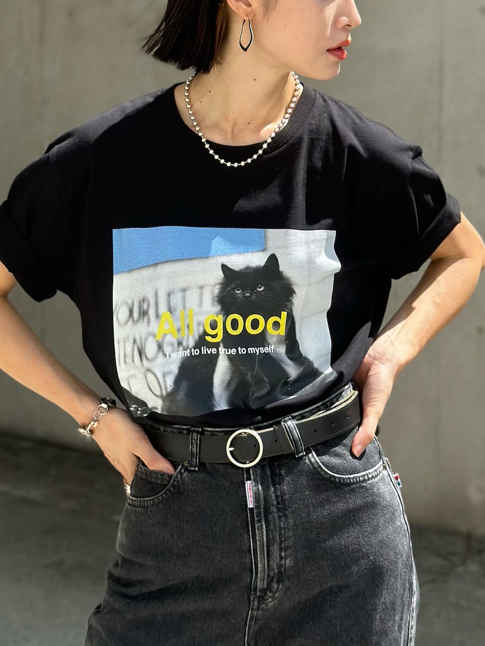 ブラック系のTシャツ/カットソー、ホワイト系のTシャツ/カットソーを着用したレディースの秋コーディネートの2枚目の写真