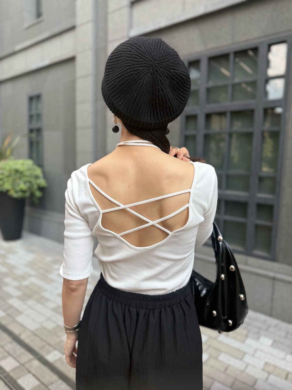 「しまむら、しまむらコーデ、プチプラ、プチプラコーデ、モノトーン、白Tシャツ、黒パンツ、やっぱり帽子が好き、ベレー帽、ハンドバッグ、高身長女子、モード、夏コーデ、夏服コーデ、シンプルコーデ」｜「しまむらのRafraf×IMOKO TT*IMKバックPO  商品番号521-8134(オフホワイト Lサイズ)（Tシャツ/カットソー、ホワイト系）」を使った、IMOKOさん（骨格ストレート・レディース・170cm）の春コーディネートの2枚目の写真