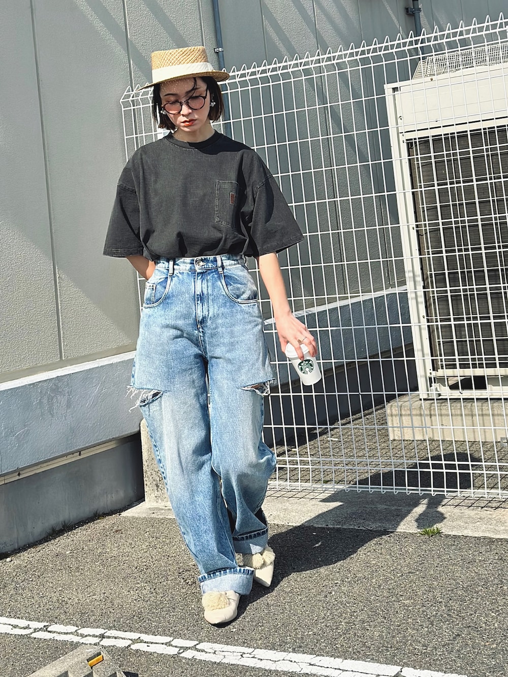 ブラック系のTシャツ/カットソー、ブルー系のデニムパンツ、ホワイト系のハットを着用したレディースの春コーディネートの5枚目の写真