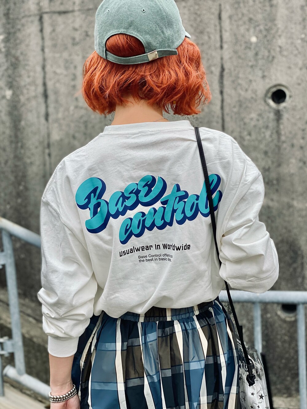 ベージュ系のTシャツ/カットソー、ホワイト系のショルダーバッグ、ブルー系のスカートを着用したレディースの春コーディネートの5枚目の写真