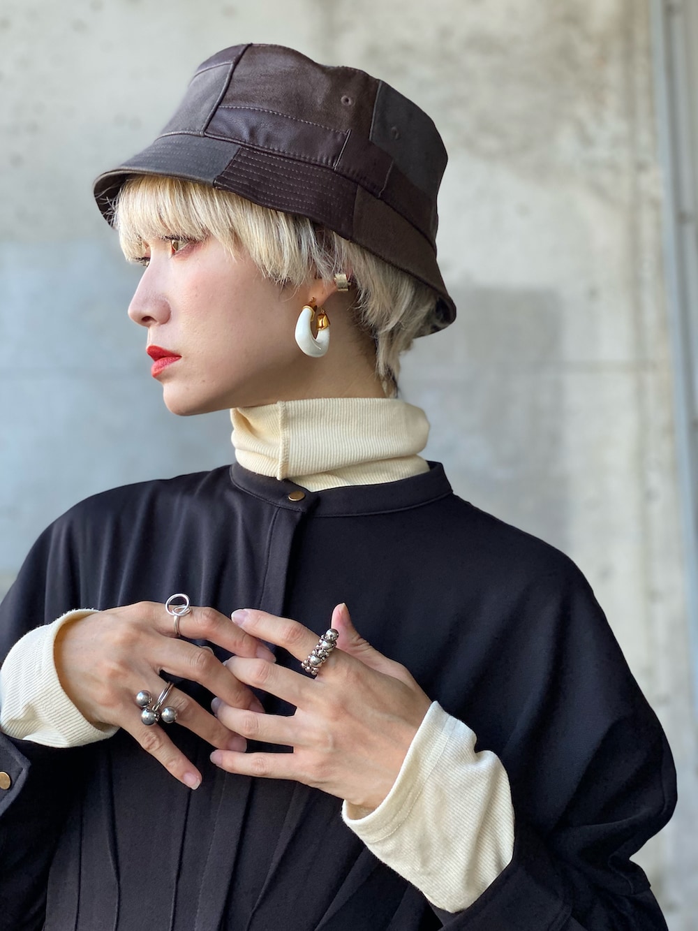 ホワイト系のパンプス、ブラック系のワンピース、ベージュ系のトートバッグを着用したレディースの秋コーディネートの2枚目の写真