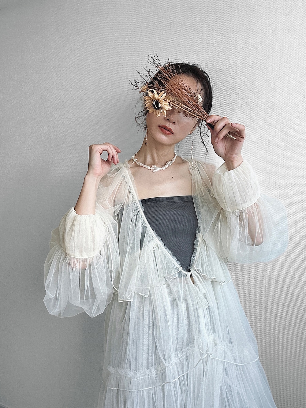 ホワイト系のワンピース/ドレス、ホワイト系のショルダーバッグ、グレー系のキャミソールを着用したレディースの夏コーディネートの5枚目の写真