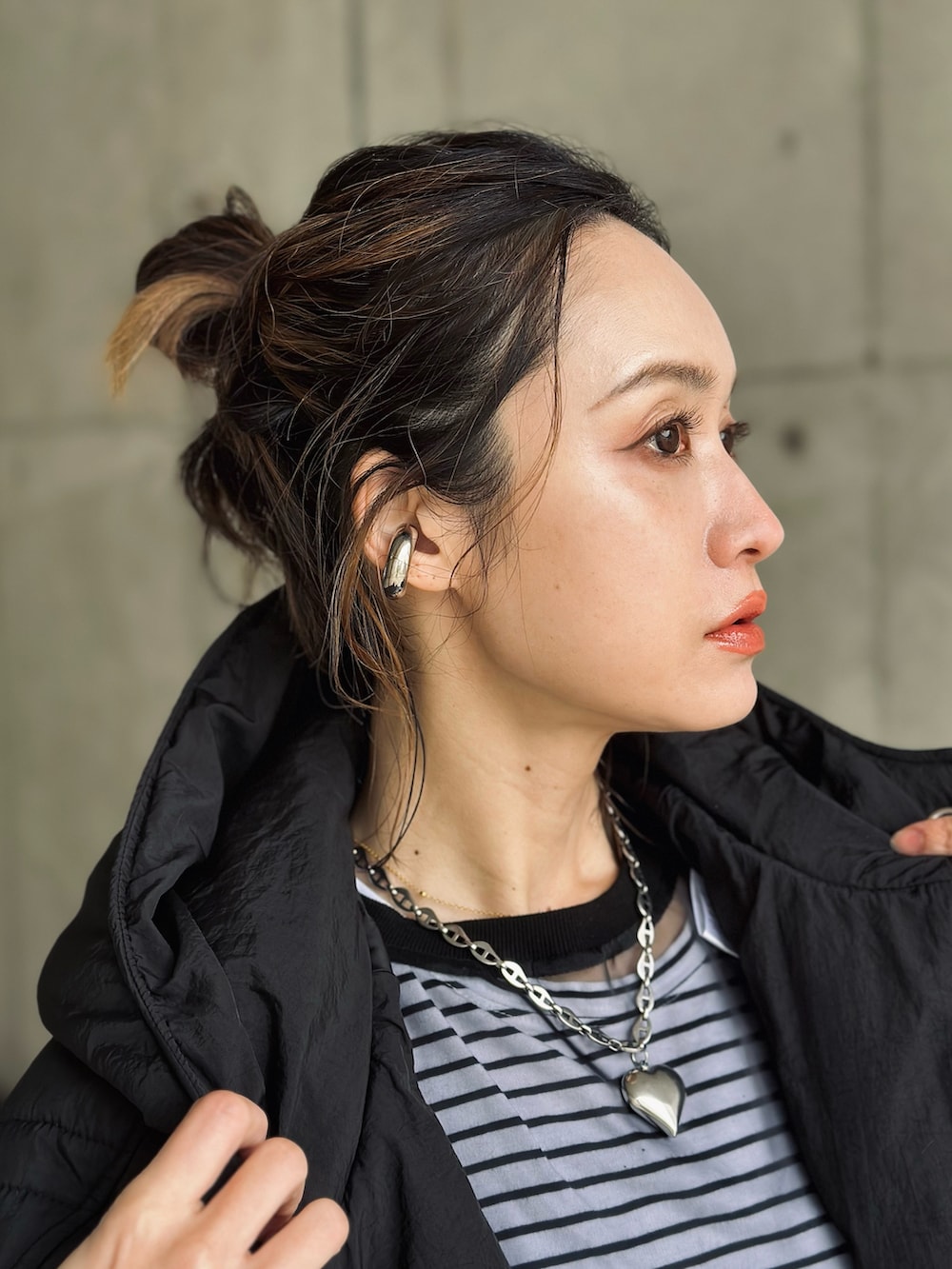 ブラック系のスカート、ブラック系のTシャツ/カットソー、ホワイト系のTシャツ/カットソーを着用したレディースの冬コーディネートの3枚目の写真