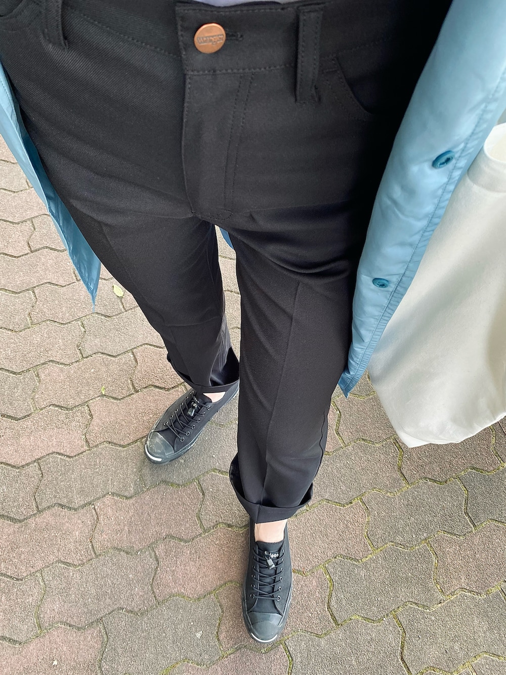 ホワイト系のトートバッグ、ホワイト系のTシャツ/カットソー、ブラック系のスラックスを着用したレディースの春コーディネートの4枚目の写真