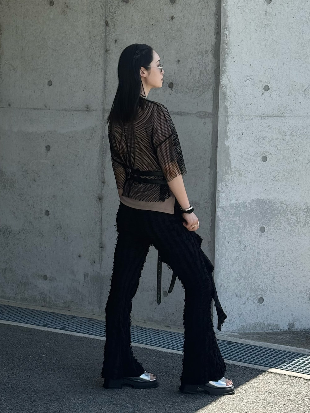 「モード、フレアパンツ、メッシュ、レイヤードスタイル、ウエストマーク、メッシュトップス、高身長女子、サングラス、厚底サンダル、ローファー、休日スタイル、春コーデ、夏コーデ、お出かけコーデ、シースルートップス」｜「u_for_iaのネットチュールPO×ペオスPOのセット / ブラック×モカ（Tシャツ/カットソー、ブラック系）」を使った、IMOKOさん（骨格ストレート・レディース・170cm）の春コーディネートの5枚目の写真