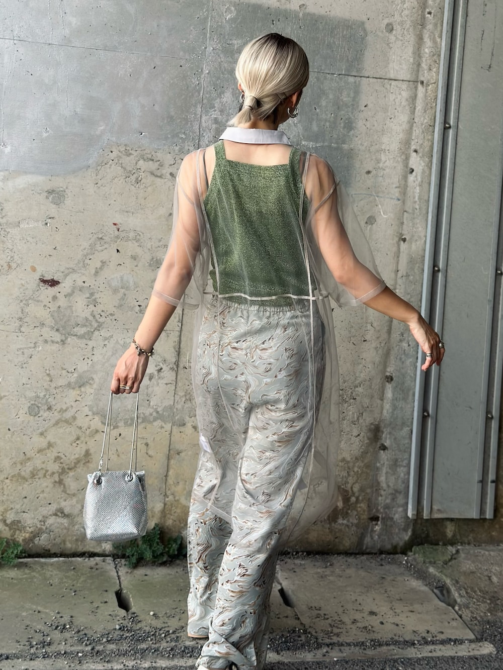 グレー系のワンピース、グリーン系のTシャツ/カットソー、グレー系のスラックスを着用したレディースの夏コーディネートの5枚目の写真