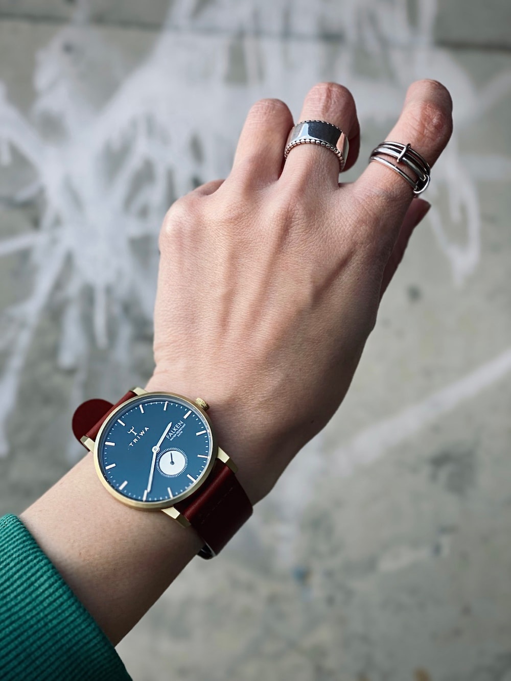 グリーン系のスウェット、ホワイト系のダウンベスト、ベージュ系のボストンバッグを着用したレディースの冬コーディネートの3枚目の写真