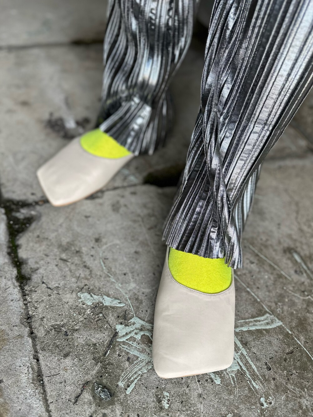 ホワイト系のカーディガン/ボレロ、イエロー系のショルダーバッグ、ホワイト系のパンプスを着用したレディースの冬コーディネートの4枚目の写真