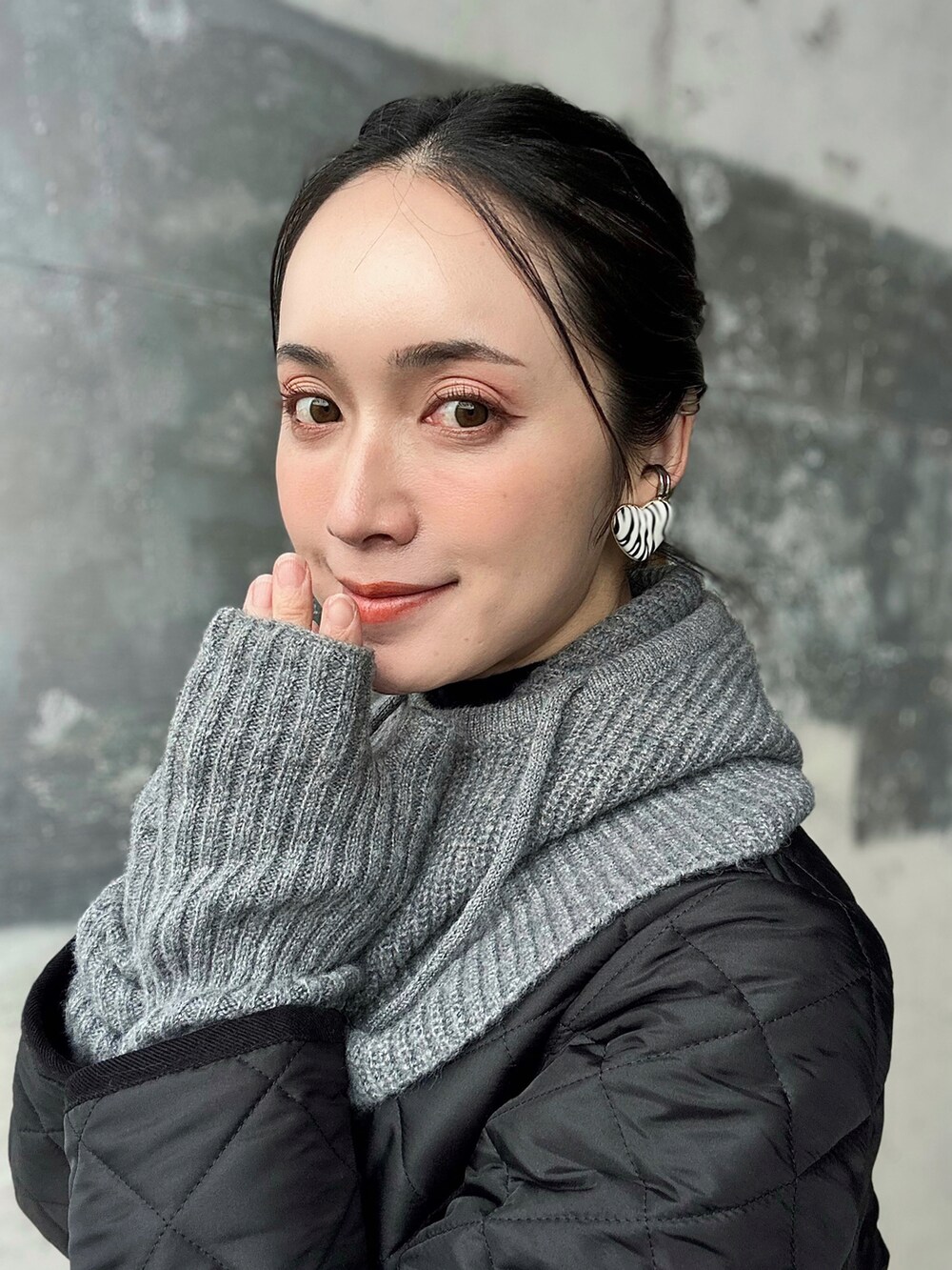 ブラック系のその他アウター、ホワイト系のトートバッグ、ブラック系のワンピースを着用したレディースの秋コーディネートの4枚目の写真