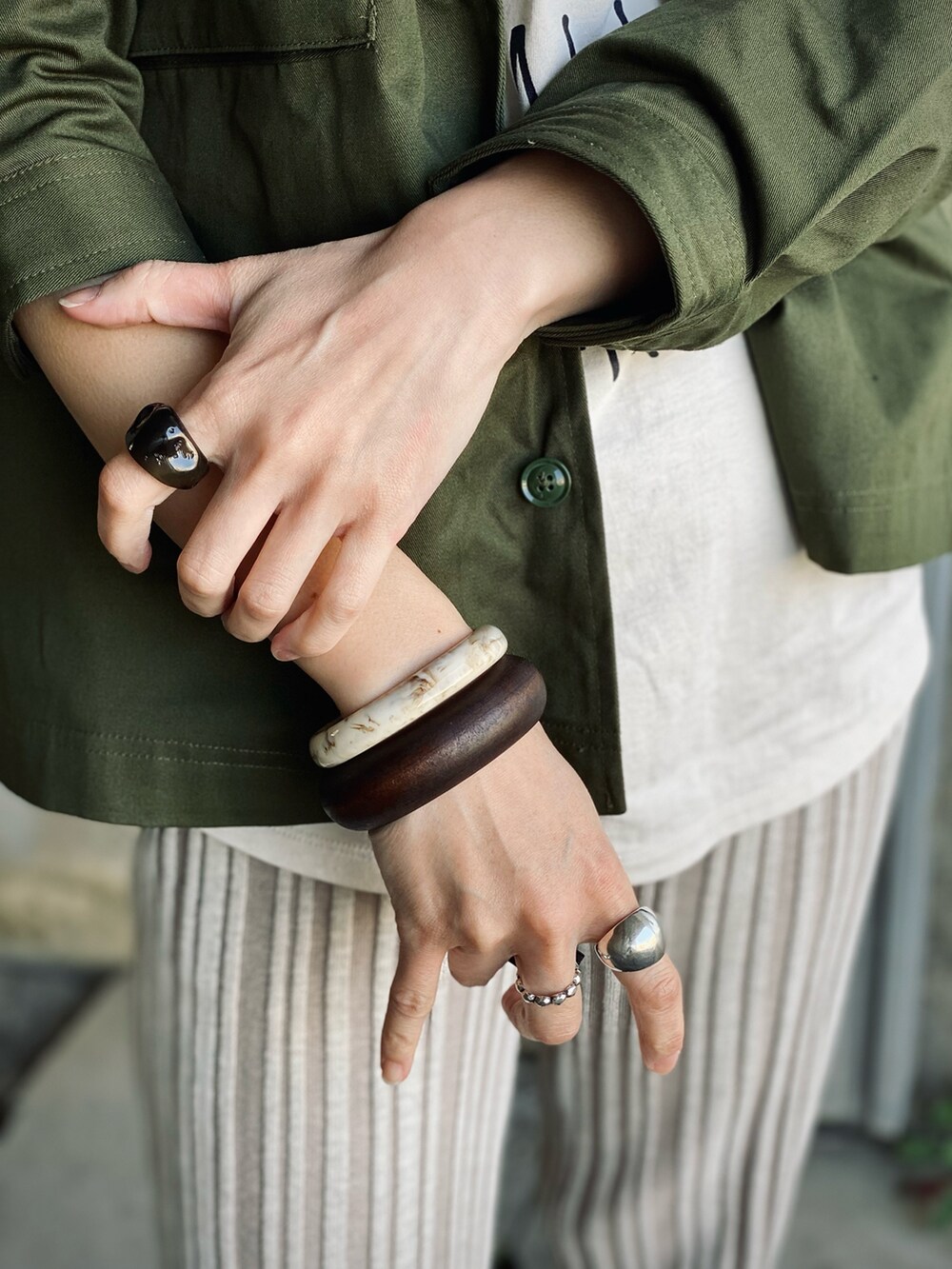 ホワイト系のタンクトップ、グリーン系のシャツ/ブラウス、シルバー系のサンダルを着用したレディースの春コーディネートの5枚目の写真