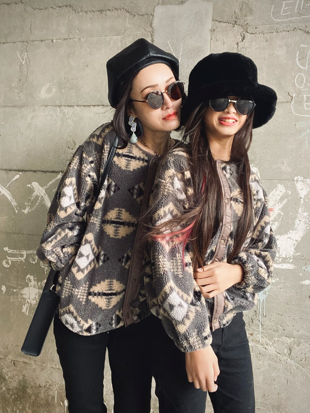 ブラック系のデニムパンツ、ブラック系のショルダーバッグ、ホワイト系のブーツを着用したレディースの秋コーディネートの2枚目の写真