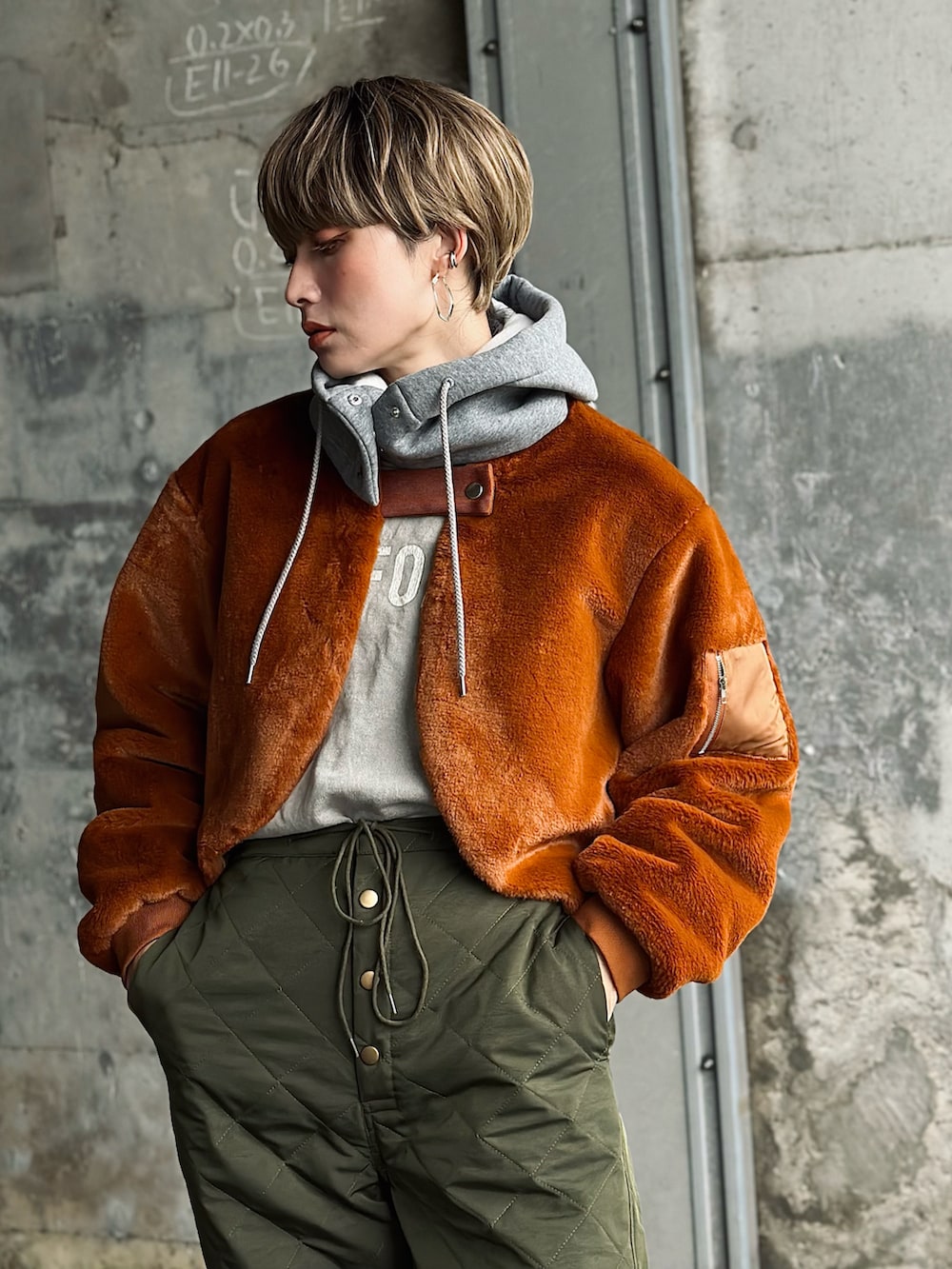 グリーン系のカーゴパンツ、イエロー系のブルゾン、ブラック系のその他トップスを着用したレディースの冬コーディネートの3枚目の写真