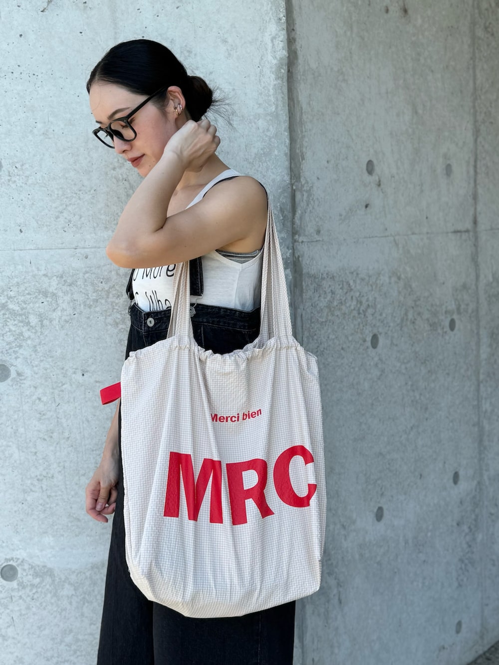 ベージュ系のトートバッグ、ブラック系のサンダルを着用したレディースの秋コーディネートの2枚目の写真