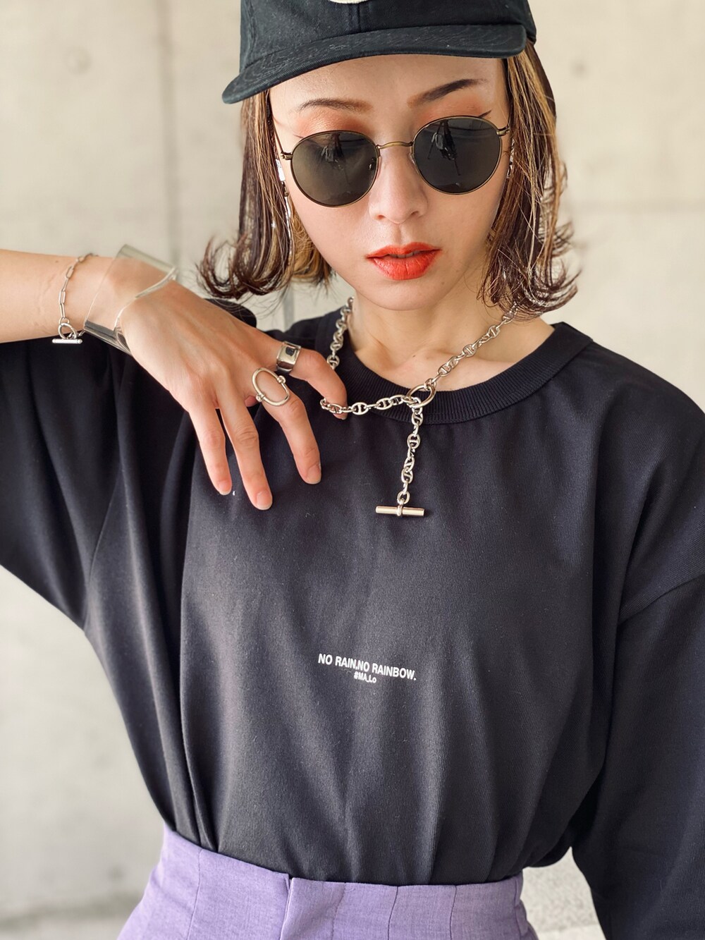 ブラック系のTシャツ/カットソー、パープル系のその他パンツ、ブラック系のバックパック/リュックを着用したレディースの春コーディネートの2枚目の写真