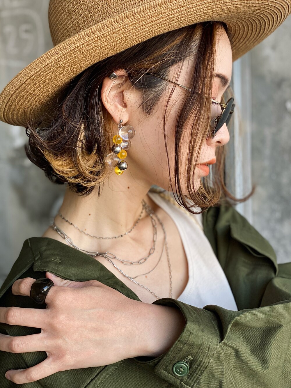 ホワイト系のタンクトップ、グリーン系のシャツ/ブラウス、シルバー系のサンダルを着用したレディースの春コーディネートの4枚目の写真