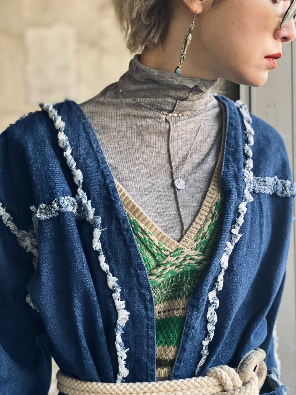 グレー系のTシャツ/カットソー、グレー系のトートバッグ、ブルー系のデニムジャケットを着用したレディースの冬コーディネートの5枚目の写真