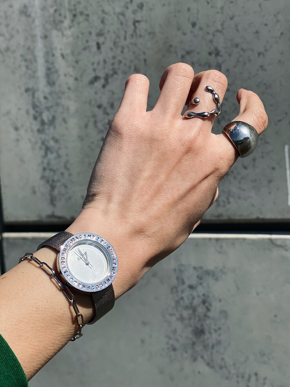 グリーン系のTシャツ/カットソー、その他のパンプス、ブルー系のデニムパンツを着用したレディースの春コーディネートの5枚目の写真