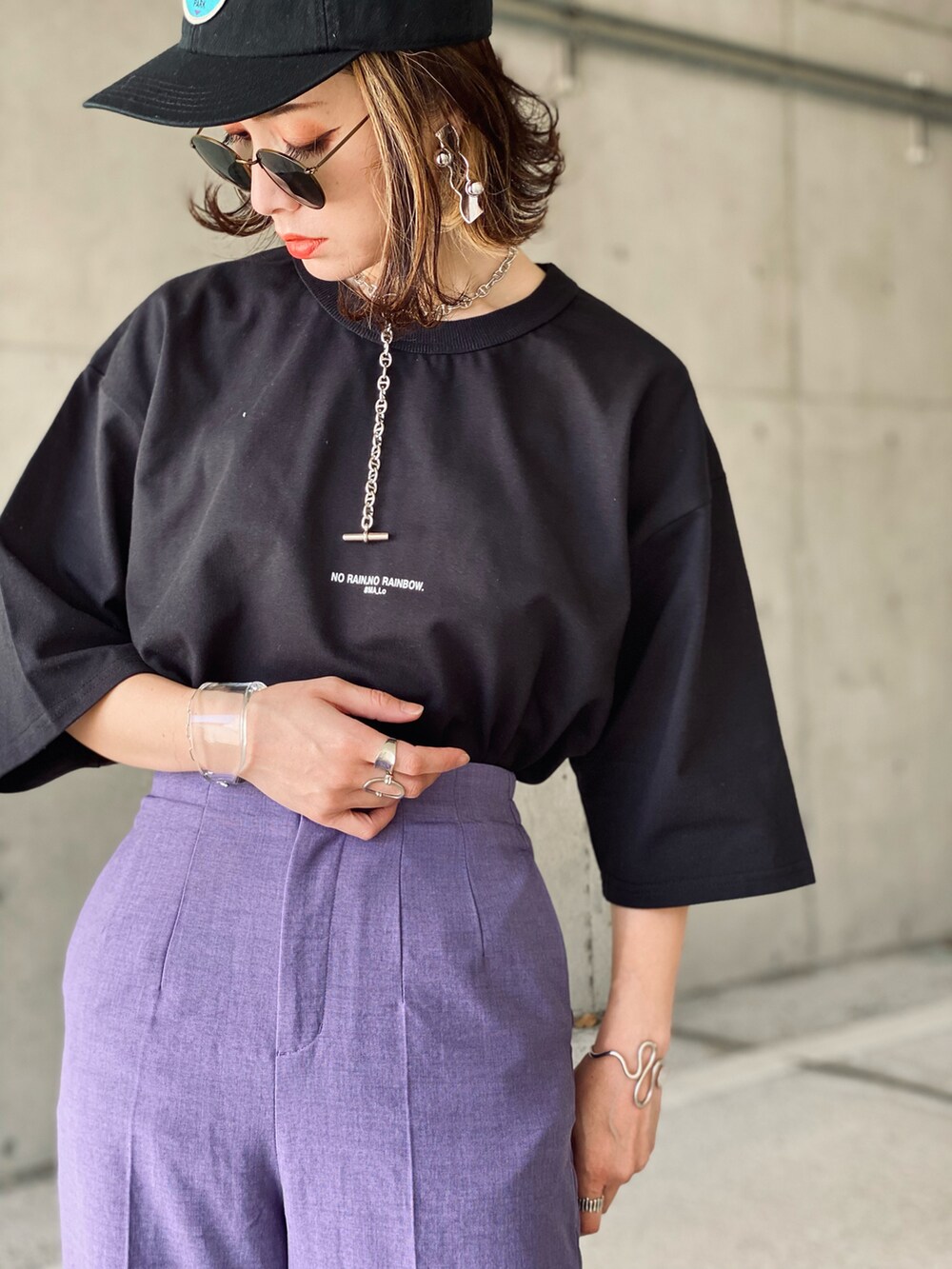 ブラック系のTシャツ/カットソー、パープル系のその他パンツ、ブラック系のバックパック/リュックを着用したレディースの春コーディネートの5枚目の写真