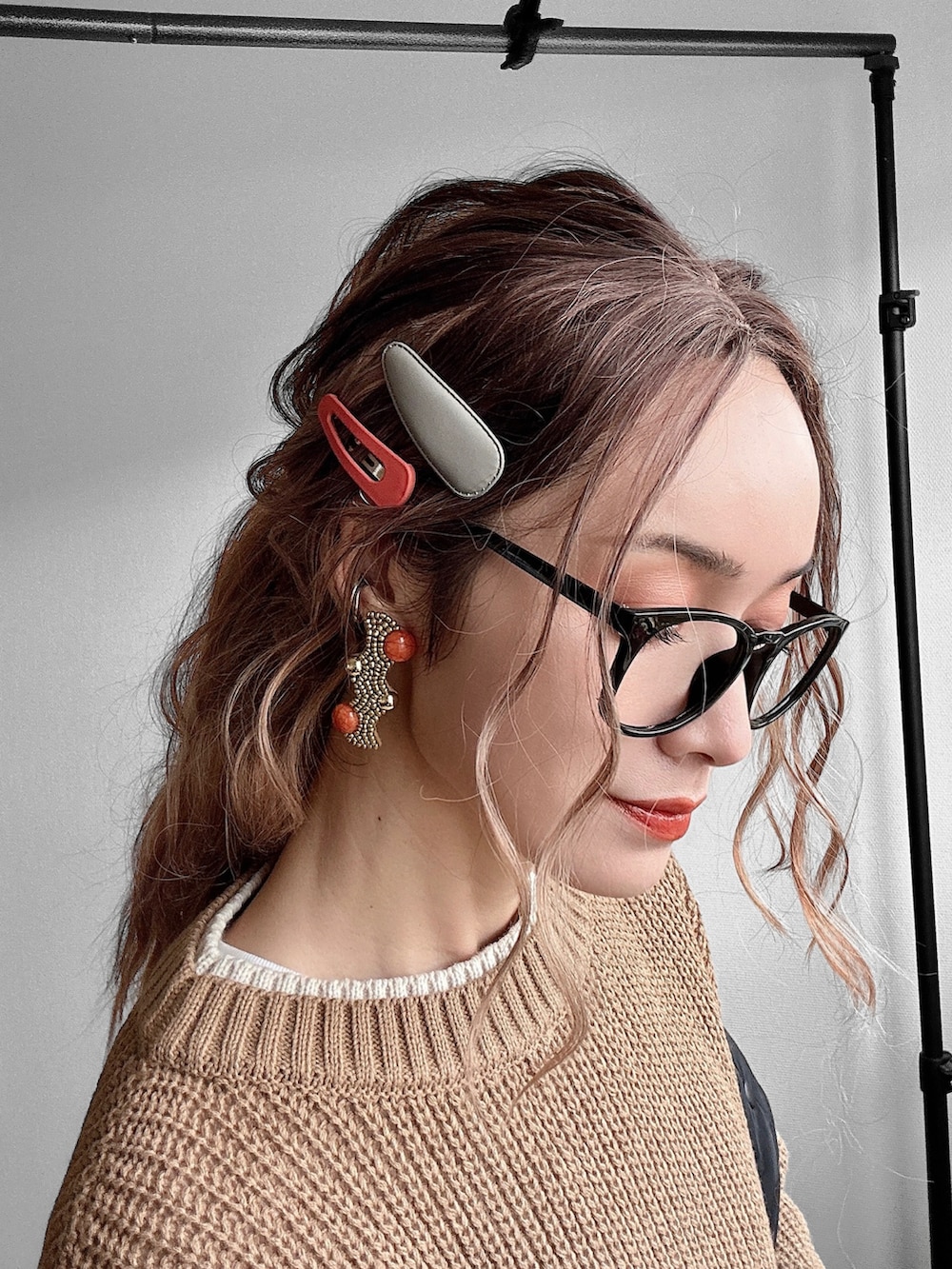 ブラック系のダウンベスト、グリーン系のスラックス、イエロー系のニット/セーターを着用したレディースの冬コーディネートの3枚目の写真