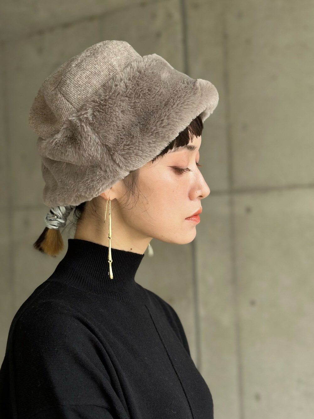 ブラウン系のダウンジャケット/コート、ブラック系のワンピース、ブラック系のブーツを着用したレディースの秋コーディネートの2枚目の写真