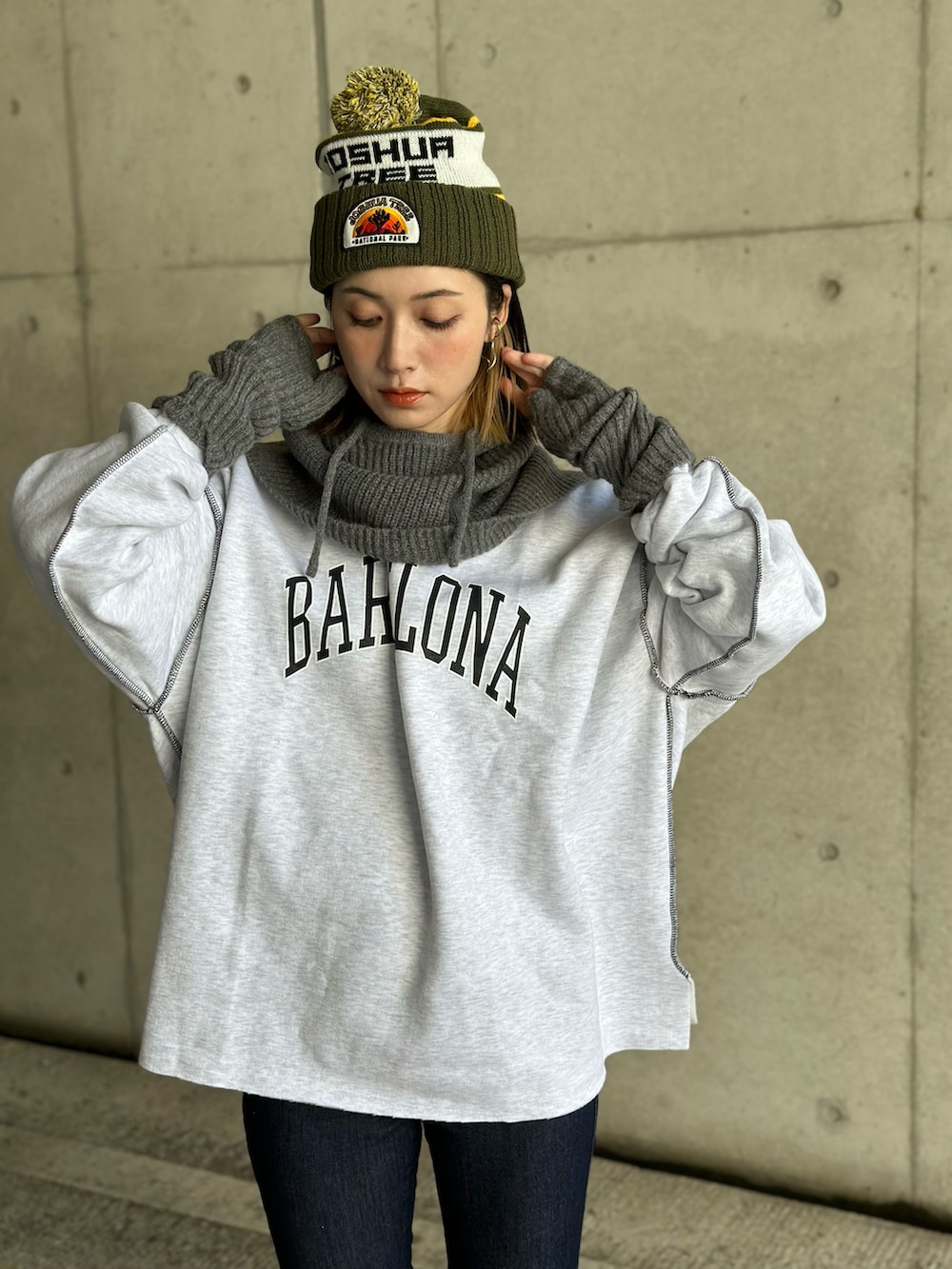 グリーン系のその他アウター、ブルー系のデニムパンツ、ブルー系のトートバッグを着用したレディースの秋コーディネートの4枚目の写真