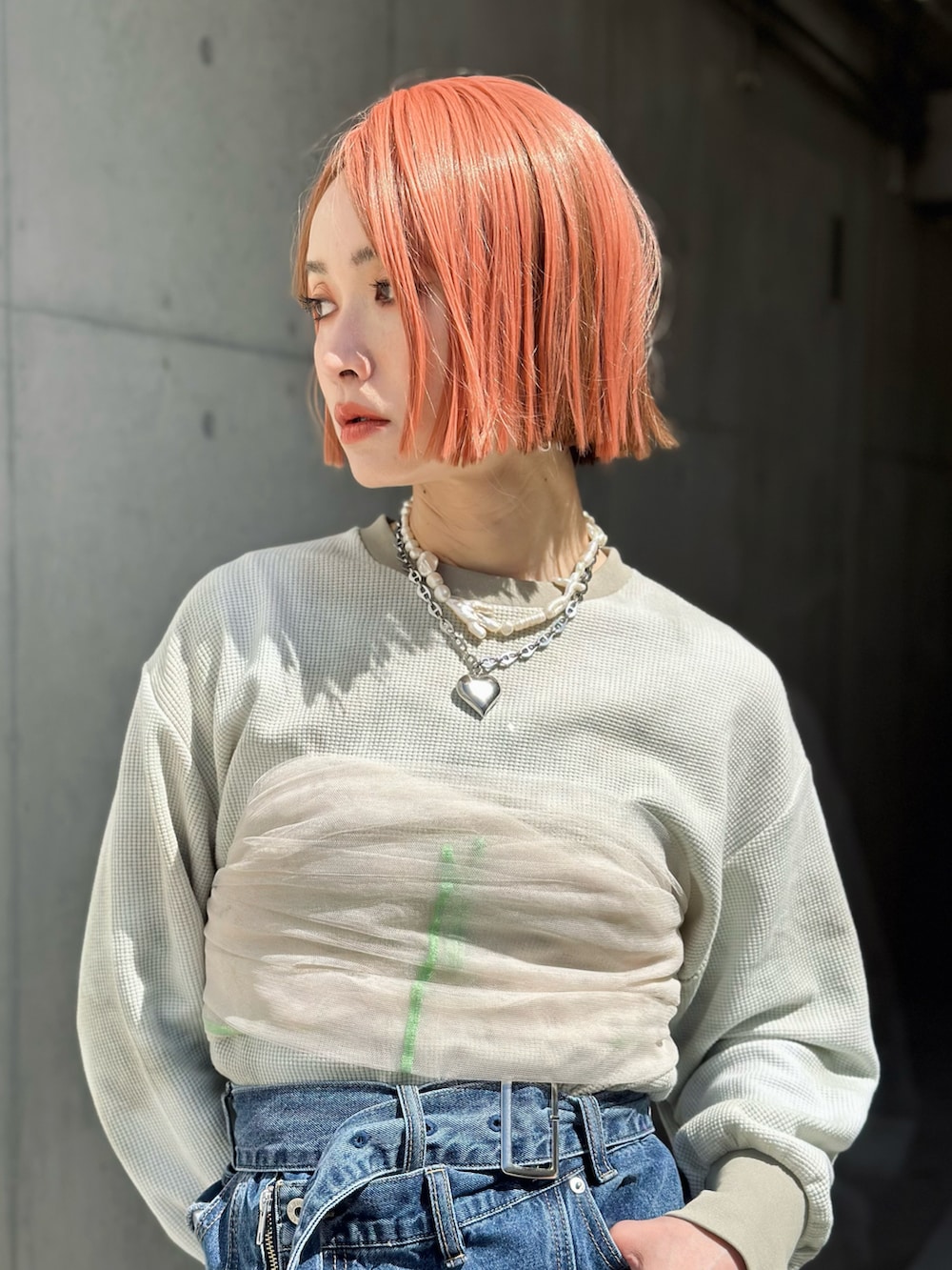 ホワイト系のTシャツ/カットソー、グリーン系のTシャツ/カットソー、ブルー系のジャンパースカートを着用したレディースの春コーディネートの5枚目の写真