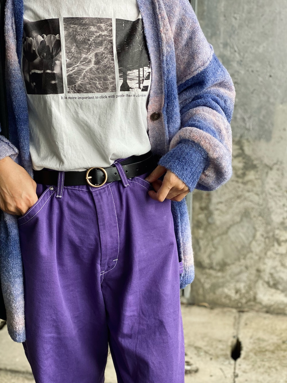 その他のTシャツ/カットソー、ブルー系のカーディガン/ボレロ、パープル系のデニムパンツを着用したレディースの秋コーディネートの2枚目の写真