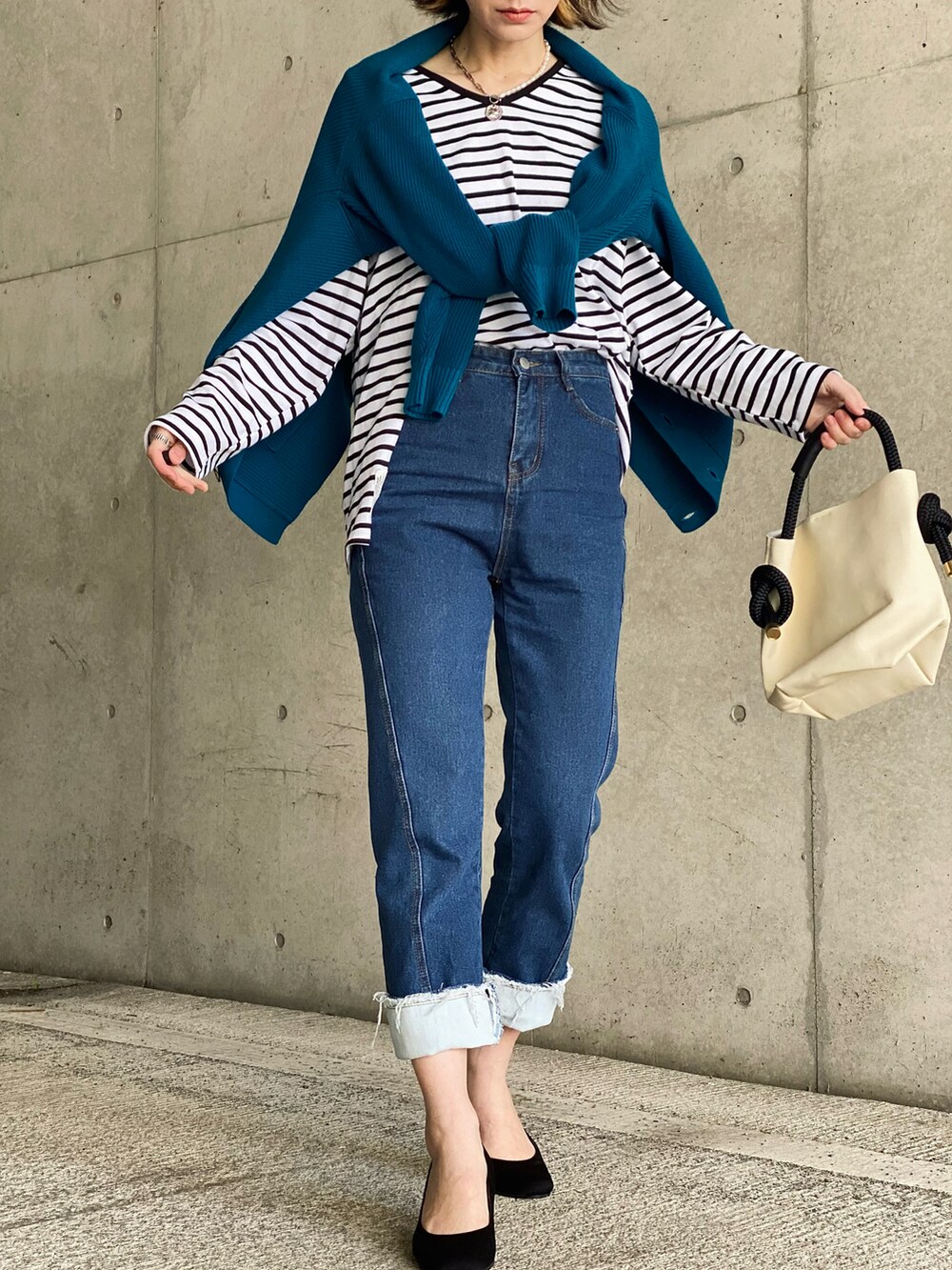 ブルー系のカーディガン/ボレロ、ブルー系のデニムパンツ、ホワイト系のTシャツ/カットソーを着用したレディースの冬コーディネートの2枚目の写真