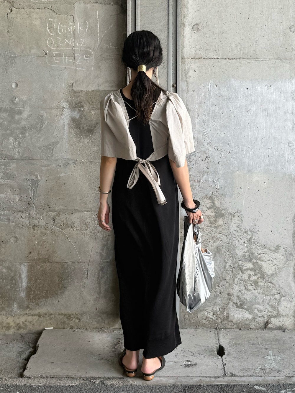 ブラック系のスリッポン、ベージュ系のその他トップス、ブラック系のワンピースを着用したレディースの秋コーディネートの4枚目の写真