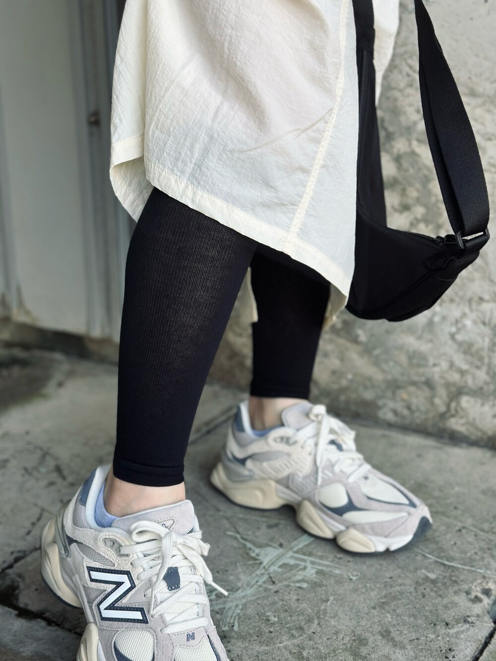 ホワイト系のスカート、ベージュ系のスニーカー、ブラック系のTシャツ/カットソーを着用したレディースの夏コーディネートの4枚目の写真