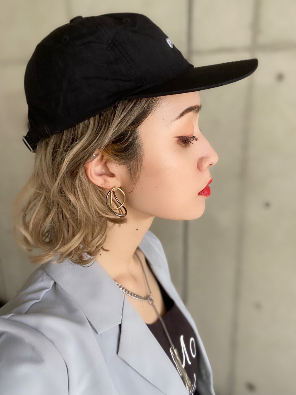 ブルー系のセットアップ、ホワイト系のタンクトップ、ブラック系のサンダルを着用したレディースの夏コーディネートの2枚目の写真