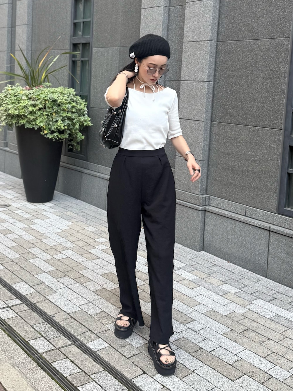 「しまむら、しまむらコーデ、プチプラ、プチプラコーデ、モノトーン、白Tシャツ、黒パンツ、やっぱり帽子が好き、ベレー帽、ハンドバッグ、高身長女子、モード、夏コーデ、夏服コーデ、シンプルコーデ」｜「しまむらのRafraf×IMOKO TT*IMKバックPO  商品番号521-8134(オフホワイト Lサイズ)（Tシャツ/カットソー、ホワイト系）」を使った、IMOKOさん（骨格ストレート・レディース・170cm）の春コーディネートの5枚目の写真