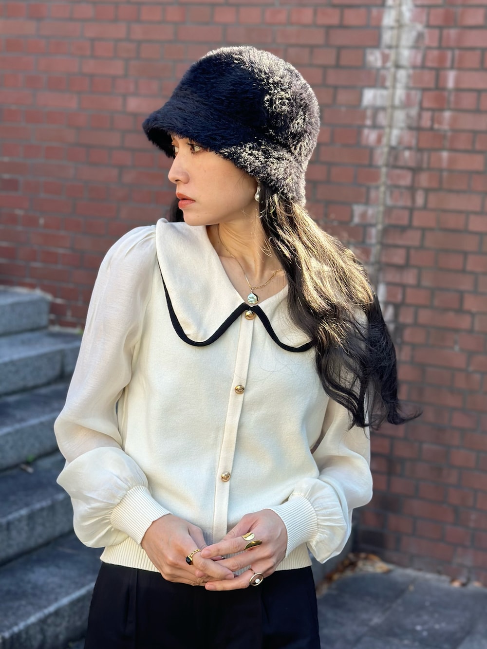 「今日のコスメと服、お出かけコーデ、ブラウス、襟付きトップス、フェミニン、オフィススタイル、ハット、ローファー、きれいめカジュアル、スラックス、カラーソックス、マイベストコーデ2023、骨格ウェーブ、休日スタイル、ウィッグ」|「deux amourのカーデ風襟付きニット(Tシャツ/カットソー、ホワイト系)」を使った、IMOKOさん(骨格ウェーブ・レディース・170cm)の冬コーディネートの2枚目の写真