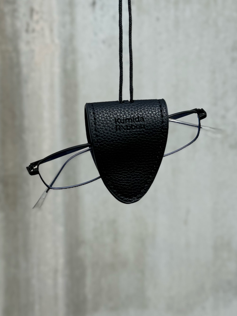 ブラック系のタンクトップ、ブルー系のサンダル、グレー系のトレンチコートを着用したレディースの春コーディネートの4枚目の写真