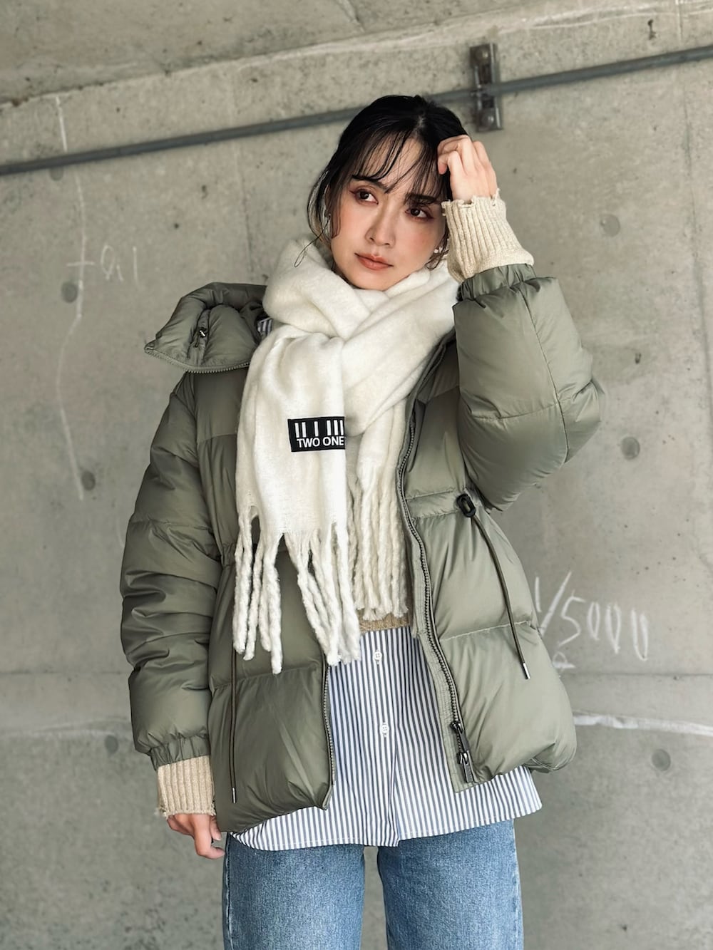 グレー系のシャツ/ブラウス、グリーン系のダウンジャケット/コート、その他のデニムパンツを着用したレディースの冬コーディネートの2枚目の写真